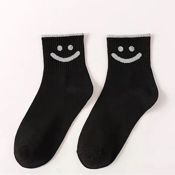 BOGO! 5 Pairs Smiley Face Socks =) One Size Fits Most - BOUTIQUE - Picture 2 of 8